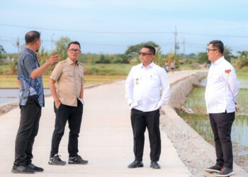 Gubernur Banten Andra Soni, meninjau jalan yang sudah selesai dibangun melalui program Bang Andra. (DOKUMEN/SATELITNEWS.COM)