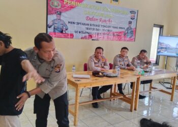 pelatihan peningkatan kemampuan satuan keamanan lingkungan (Satkamling) oleh Personel Satbinmas Polres Serang, di Gedung Dharma Ksatria Polsek Cikande, Rabu (26/11/2025). (ISTIMEWA)