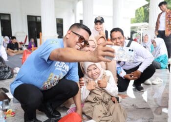 Gubernur Banten, Andra Soni, ber swafoto dengan anak didik disabilitas. (ISTIMEWA)