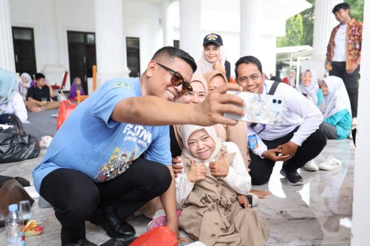 Gubernur Banten, Andra Soni, ber swafoto dengan anak didik disabilitas. (ISTIMEWA)