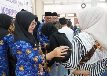 Bupati Pandeglang Raden Dewi Setiani, menyantuni anak yatim piatu, dalam acara HUT Korpri tingkat Kabupaten Pandeglang, beberapa waktu lalu. (ISTIMEWA)