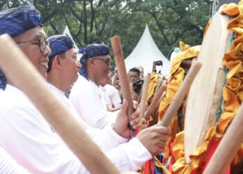 MEMUKUL BEGUG : Gubernur Banten Andra Soni, memukul bedug, tanda dibukanya kick off HPN 2026, di Provinsi Banten, Minggu (30/11/2205). (ADIB FAHRIE/SATELITNEWS.COM)