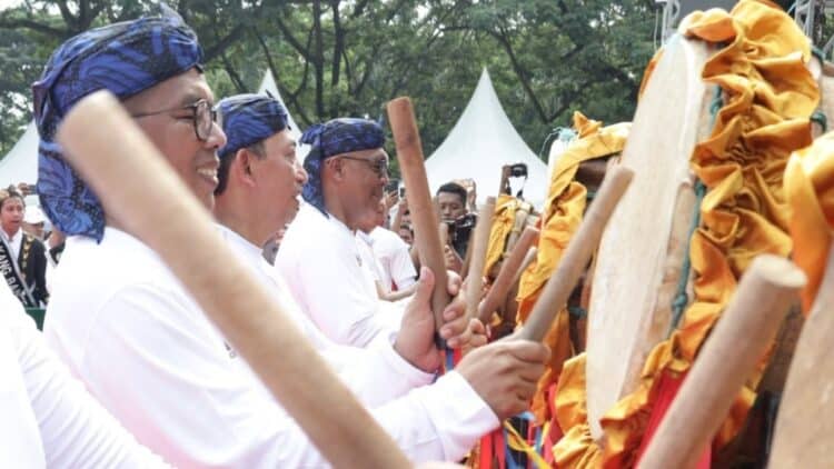 MEMUKUL BEGUG : Gubernur Banten Andra Soni, memukul bedug, tanda dibukanya kick off HPN 2026, di Provinsi Banten, Minggu (30/11/2205). (ADIB FAHRIE/SATELITNEWS.COM)