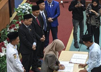 Bupati Pandeglang Raden Dewi Setiani, menandatangani kesepakatan Raperda APBD TA 2026, dalam rapat paripurna DPRD Kabupaten Pandeglang, Kamis (20/11/2025). (MARDIANA/SATELITNEWS.COM))
