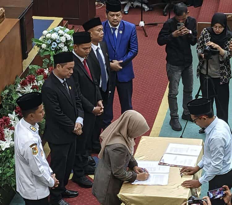 Bupati Pandeglang Raden Dewi Setiani, menandatangani kesepakatan Raperda APBD TA 2026, dalam rapat paripurna DPRD Kabupaten Pandeglang, Kamis (20/11/2025). (MARDIANA/SATELITNEWS.COM))
