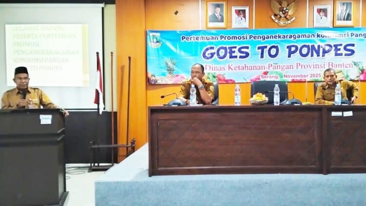 MENYAMPAIKAN ARAHAN : Kepala DKP Provinsi Banten Nasir M Daud (diatas mimbar) menyampaikan arahan diacara sosialisasi B2SA. (ISTIMEWA)