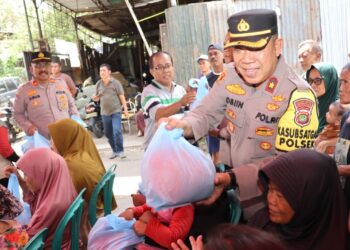 Polres Metro Tangerang Kota Salurkan 200 Paket Sembako di Banksasuci