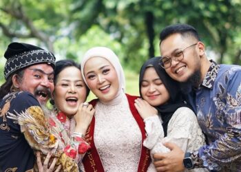 Kebahagian Limbad Lihat Anak Lulus S2 dengan Predikat Cumlade