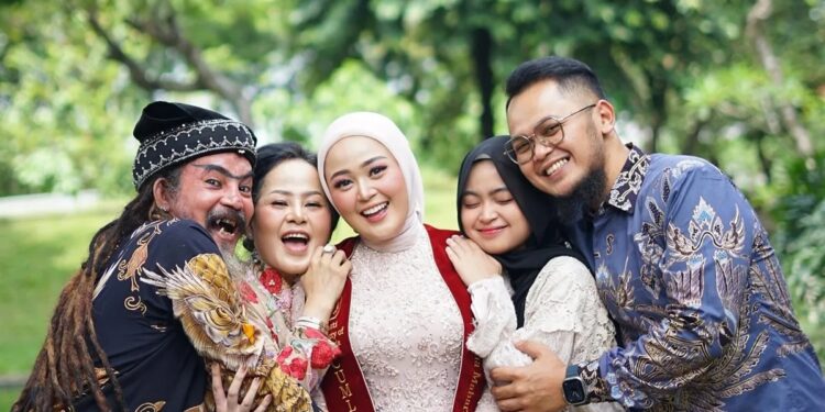Kebahagian Limbad Lihat Anak Lulus S2 dengan Predikat Cumlade