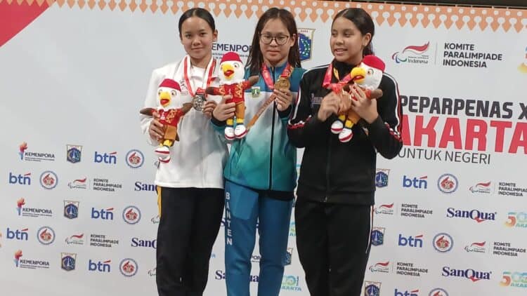 Eiffelyn Laodika Rose D.P (tengah) meraih dua medali emas untuk Banten. (ISTIMEWA)