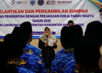 PELANTIKAN - Bupati Pandeglang Raden Dewi Setiani, secara formal melantik ribuan PPPK Paruh Waktu, di Oproom Setda Pandeglang, Rabu (23/12/2025). (ISTIMEWA)