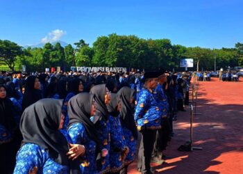 ASN Pemprov Banten, mengikuti upacara HUT Korpri Ke-54, di pimpin Gubernur Banten Andra Soni sebagai Inspektur Upacara, Senin (1/12/2025). (ISTIMEWA)