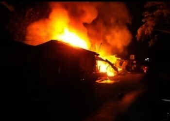 Sedikitnya 6 kios semi permanen, di lingkungan Kampung Maja, Desa Kibin, Kecamatan Kibin, Kabupaten Serang, ludes terbakar, Minggu (30/11/2025) malam.  (ISTIMEWA)