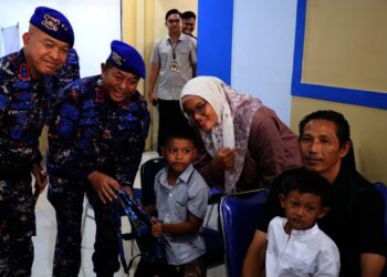 MENYAPA MASYARAKAT : Kapolda Banten Irjenpol Hengky (kiri) menyapa masyarakat diacara perayaan HUT ke 72 Polairud. (ISTIMEWA)