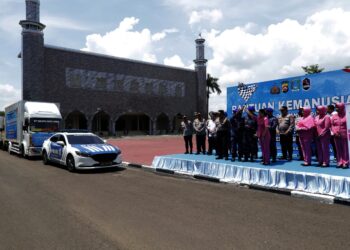 Kapolda Banten Irjen Pol Hengki dan Tim Bhayangkari Banten, berangkatkan bantuan kemanusiaan untuk korban bencana di Aceh, Sumut dan Sumbar, di halaman Mapolda Banten, Senin (1/12/2025). (ISTIMEWA)