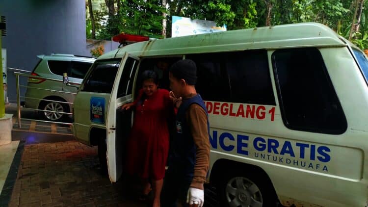 Seorang relawan kemanusiaan, sedang melakukan kerja-kerja nyata membantu sesama. (ISTIMEWA)
