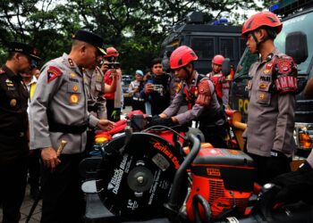 MEMERIKSA PERALATAN : Kapolda Banten Irjenpol Hengky, memeriksa peralatan penanganan bencana. (ISTIMEWA)