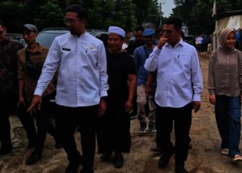 MENINJAU JALAN : Gubernur Banten Andra Soni (kanan), meninjau jalan yang akan dibangun melalui program Bang Andra. (ISTIMEWA)