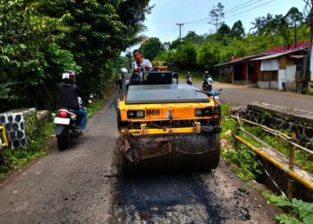 Petugas DPUPR Provinsi Banten, sedang memperbaiki ruas jalan Provinsi Banten. (ISTIMEWA)