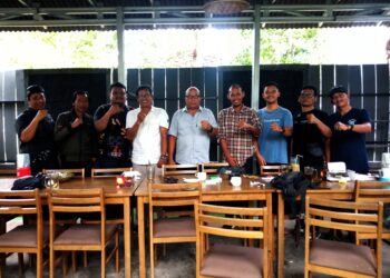 MUSYAWARAH - Jajaran pengurus SMSI Provinsi Banten dan Kabupaten Pandeglang, berfoto bersama, usai menggelar musyawarah, Kamis (4/12/2025). (ISTIMEWA)