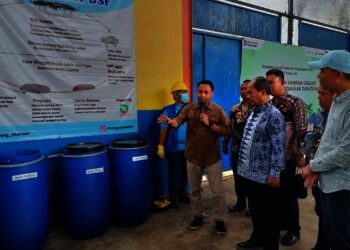 Foto : Wakil Bupati Serang Najib Hamas saat meninjau lokasi pengelolaan sampah menjadi magot yang berlokasi di belakang Pasar Anyer. (ISTIMEWA)