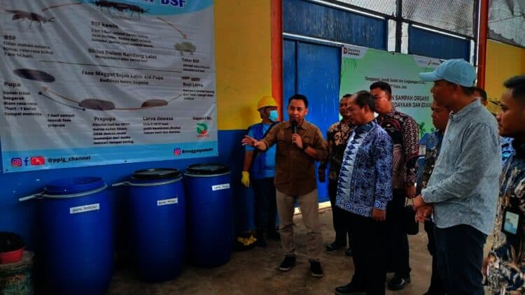 Foto : Wakil Bupati Serang Najib Hamas saat meninjau lokasi pengelolaan sampah menjadi magot yang berlokasi di belakang Pasar Anyer. (ISTIMEWA)