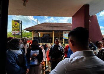 Foto : Sejumlah masyarakat tengah antre membuat SKCK di Polres Serang. (ISTIMEWA)