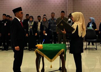 PELANTIKAN SEKDA - Bupati Pandeglang Raden Dewi Setiani, melantik Sekda Asep Rahmat, di Oproom Setda Kabupaten Pandeglang, Kamis (4/12/2025). (MARDIANA/SATELITNEWS.COM)
