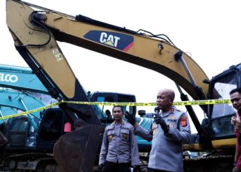 MENYAMPAIKAN KETERANGAN : Kapolda Banten Irjenpol Hengky, menyampaikan keterangan terkait penangkapan delapan tersangka penambangan ilegal, di Mapolda Banten. (ISTIMEWA)