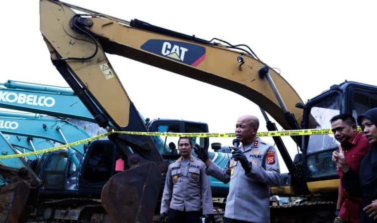MENYAMPAIKAN KETERANGAN : Kapolda Banten Irjenpol Hengky, menyampaikan keterangan terkait penangkapan delapan tersangka penambangan ilegal, di Mapolda Banten. (ISTIMEWA)