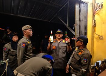 Petugas Satpol PP Kabupaten Serang, gabungan dengan pihak Kepolisian, melakukan razia Miras dan penertiban THM, beberapa waktu lalu. (DOKUMEN/SATELITNEWS.COM)