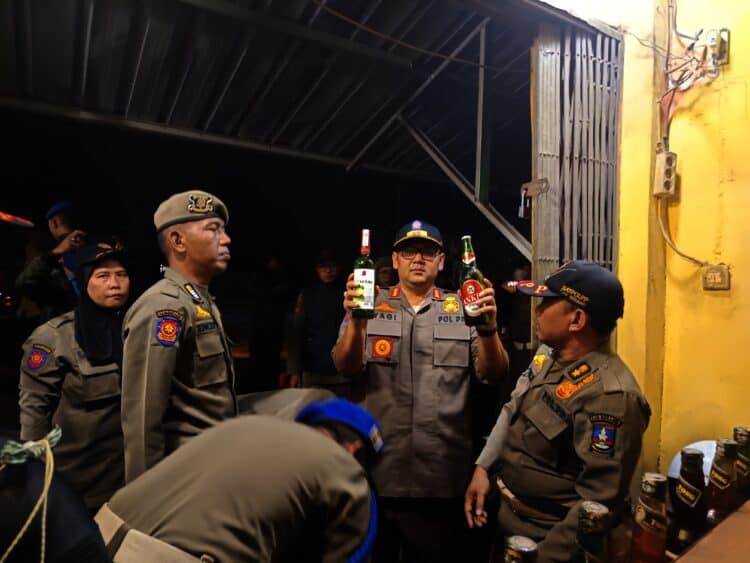 Petugas Satpol PP Kabupaten Serang, gabungan dengan pihak Kepolisian, melakukan razia Miras dan penertiban THM, beberapa waktu lalu. (DOKUMEN/SATELITNEWS.COM)