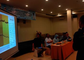 Salah satu Petugas pemantau tengah memaparkan mengenai kondisi gunung anak Krakatau di hadapan jajaran Pemkab Serang. (ISTIMEWA)