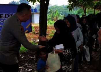 Polres Tangsel Serap Aspirasi Warga dan Salurkan Bantuan Sosial Lewat Jumat Curhat. (EKO/SATELITNEWS.COM)