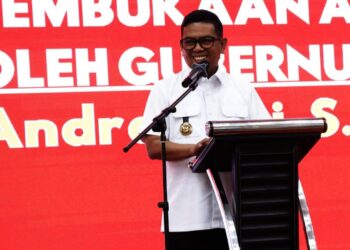 MENYAMPAIKAN SAMBUTAN : Gubernur Banten Andra Soni menyampaikan sambutan di acara pembinaan KDMP di Kabupaten Tangerang. Selama masa kepemimpinan Andra Soni, IPM Provinsi Banten mengalami peningkatakan dibandingkan tahun sebelumnya. (ISTIMEWA)