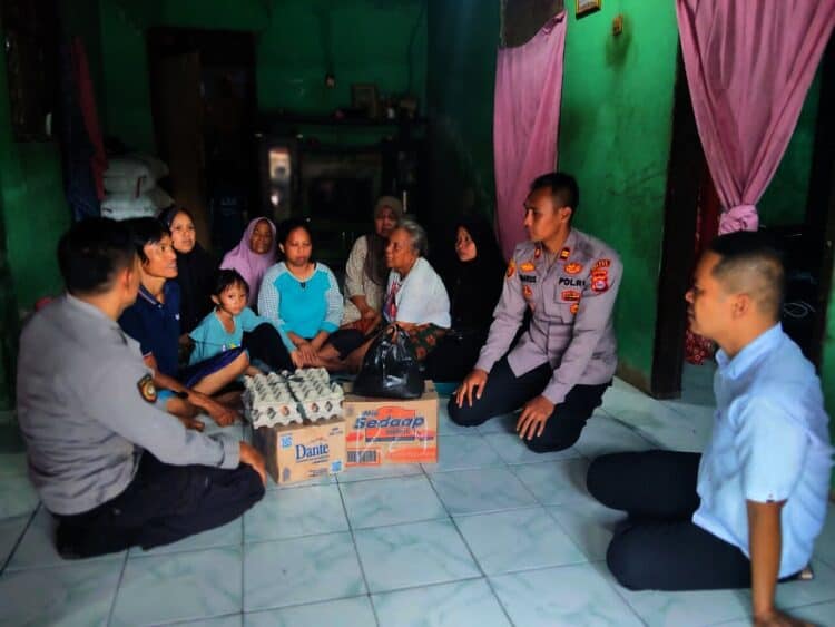 Kapolsek Cikeusal, Iptu Hairus Saleh, takziah ke rumah keluarga pelajar yang ditemukan meninggal dunia akibat tenggelam di irigasi. (ISTIMEWA)