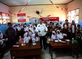 Wali Kota Serang Budi Rustandi , berfoto bersama dengan pelajar SD di Kota Serang. (ISTIMEWA)