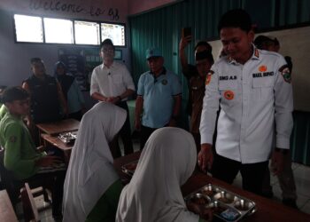Wabup Pandeglang Iing Andri Supriadi, meninjau pendistribusian MBG di SMPN 1 Pandeglang, Selasa (9/12/2025). (ISTIMEWA)