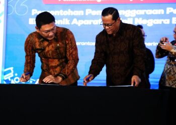 MENANDATANGANI MoU : Sekda Banten Deden Apriandhi Hartawan menandatangani MoU dengan KPK, terkait pencegahan korupsi. (ADIB FAHRIE/SATELITNEWS.COM)