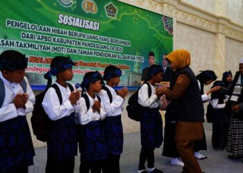 Bupati Pandeglang Raden Dewi Setiani, bersalaman dengan pelajar MDT. (ISTIMEWA)