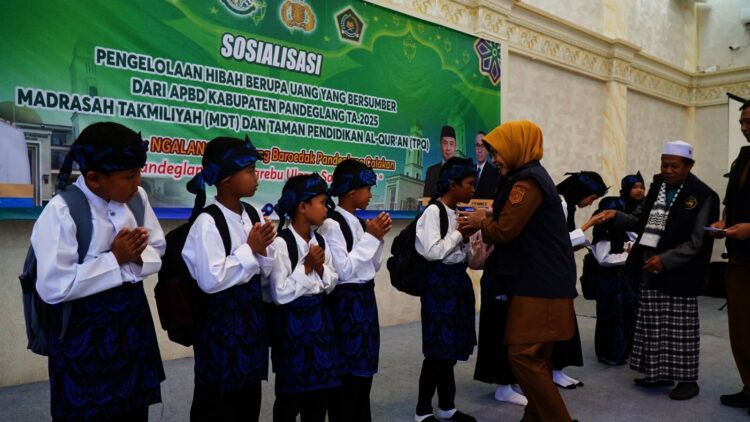 Bupati Pandeglang Raden Dewi Setiani, bersalaman dengan pelajar MDT. (ISTIMEWA)