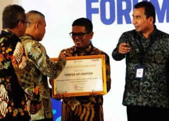 Gubernur Banten Andra Soni, Menerima Penghargaan dari KPK RI. (ISTIMEWA)