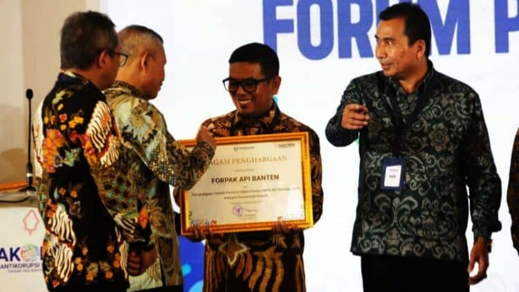 Gubernur Banten Andra Soni, Menerima Penghargaan dari KPK RI. (ISTIMEWA)