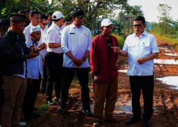 MEMERIKSA JALAN : Gubernur Banten Andra Soni memeriksa jalan rusak diwilayah Banten Selatan beberapa waktu lalu. Dimasa kepemimpinannya, Andra Soni bakal memprioritaskan pembangunan di Banten Selatan sebagai upaya mengatasi disparitas atau kesenjangan. (ISTIMEWA)