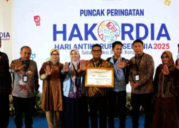 MENUNJUKKAN PENGHARGAAN : Gubernur Banten Andra Soni (tengah) menunjukkan penghargaan dari KPK RI usai mengjadiri acara Hakordia 2025. Di acara itu, Provinsi Banten mendapatkan nilai SPI tertinggi dan melampaui rata-rata Nasional. (ISTIMEWA)
