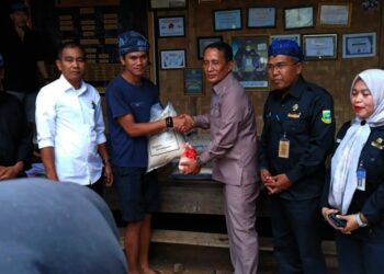 MENERIMA BANTUAN : Sejumlah warga Kanekes, Kecamatan Leuwidamar, Kabupaten Lebak, mendapatkan bantuan pangan dari Pemprov Banten. (ISTIMEWA)