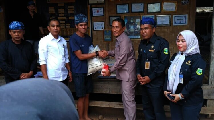 MENERIMA BANTUAN : Sejumlah warga Kanekes, Kecamatan Leuwidamar, Kabupaten Lebak, mendapatkan bantuan pangan dari Pemprov Banten. (ISTIMEWA)