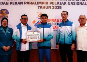 MENYERAHKAN BONUS : Gubernur Andra Soni (dua dari kanan), menyerahkan bonus secara simbolis kepada atlet berprestasi. (ISTIMEWA)