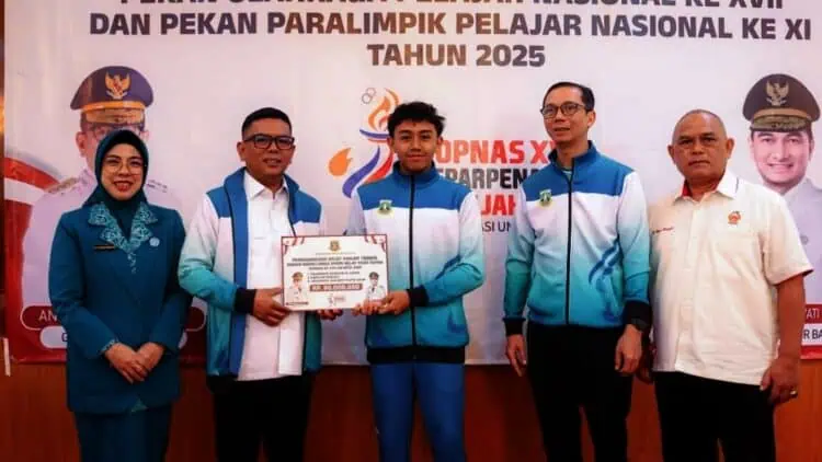 MENYERAHKAN BONUS : Gubernur Andra Soni (dua dari kanan), menyerahkan bonus secara simbolis kepada atlet berprestasi. (ISTIMEWA)
