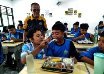Wakil Walikota Serang Nur Agis Aulia, saat melakukan monitoring pendistribusian MBG di SMPN 9 Kota Serang, Kamis (11/12/2025). (ISTIMEWA)